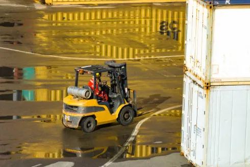 How Worn Forklift Hydraulic Cylinders Increase Port Downtime